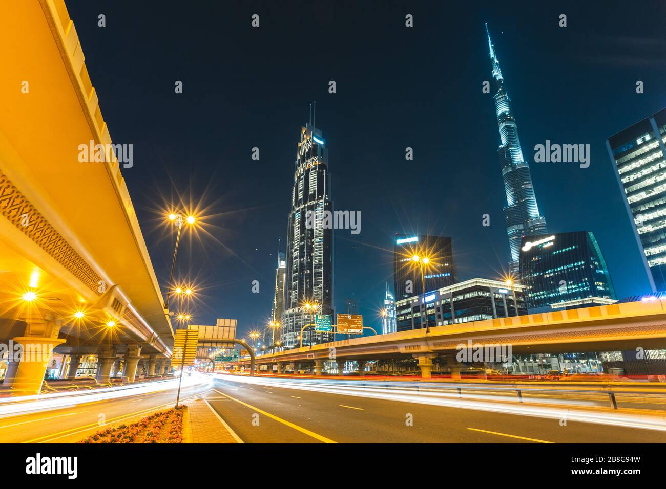 Longue exposition de voitures qui passent sur la route devant Burj Khalifa Dubai - Émirats Arabes Unis Banque D'Images