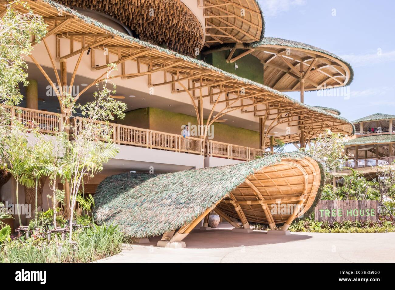 Phuket, Thaïlande - 7 octobre 2019 : café et restaurant Tree House dans Blue Tree. C'est un parc aquatique à Cherngtalay. Banque D'Images