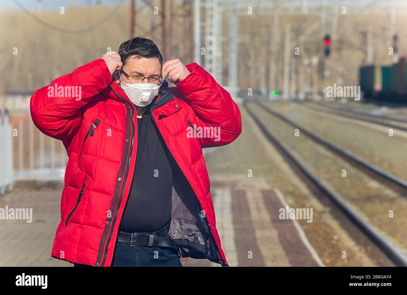 personne debout sur la plate-forme d'une gare Banque D'Images