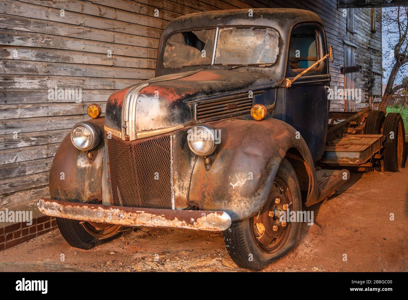 Vintage 1941 Ford camion et grange à weathered dans le comté de Peach, Géorgie. (ÉTATS-UNIS) Banque D'Images