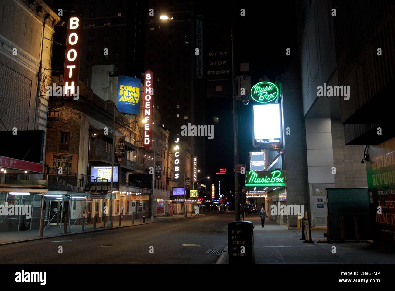 New York City, New York, États-Unis. 21 mars 2020. Les théâtres de Broadway à New York City sont sombres et dénués de gens samedi soir, 21 mars 2020, alors que l'avertissement de New Yorker de rester à la maison à la lumière de la pandémie de coronavirus. Crédit: Adam Stoltman/Alay Live News Banque D'Images