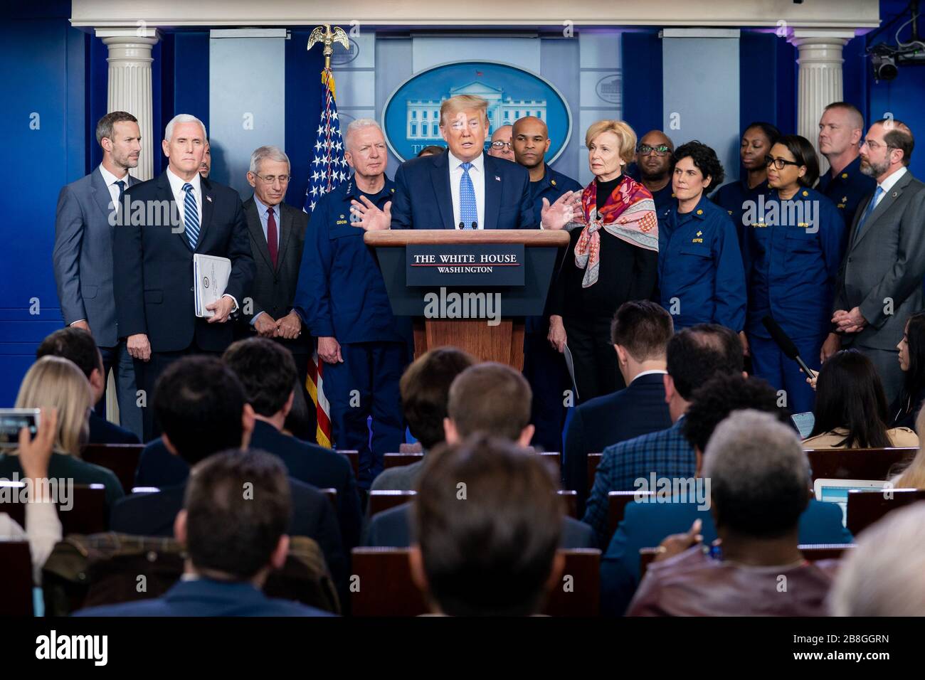 Washington, États-Unis d'Amérique. 15 mars 2020. Le président Donald J. Trump, accompagné du vice-président Mike Pence et des membres du Groupe de travail sur le coronavirus de la Maison Blanche, prononce des remarques lors d'un exposé sur la mise à jour du coronavirus dimanche 15 mars 2020 dans la salle d'information de presse James S. Brady de la Maison Blanche. Population : le président Donald Trump crédit : le groupe médias sur les tempêtes/Alay Live News Banque D'Images