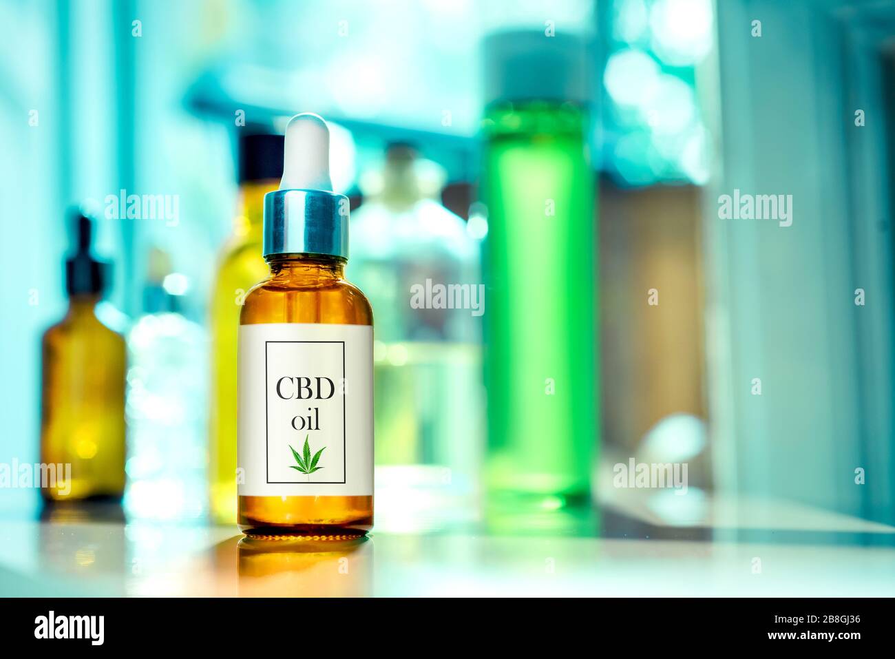 Bouteille de verre d'HUILE CBD, teinture aavec étiquette sur fond de l'huile de cannabis de laboratoire Banque D'Images