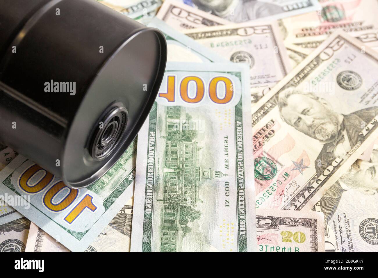 Baril de pétrole sur fond, dollars américains. Tendance à la baisse du prix du baril baisse des revenus et économie mondiale . Mise au point sélective. Banque D'Images