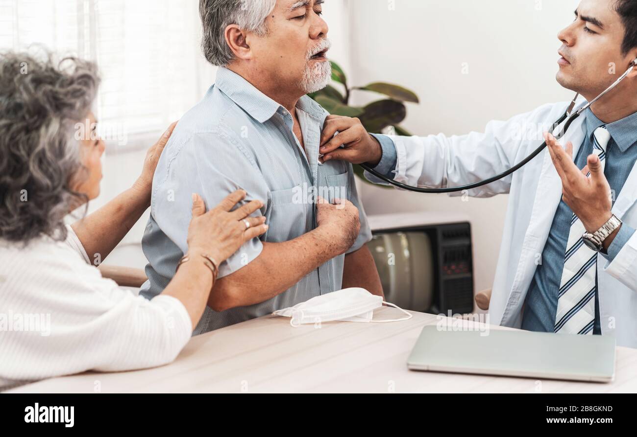 Médecin utilisant stéthoscope pour auscultat Asian grand-parent patient en maison, service assurance vie à la maison, soins de santé avec long vivre et vieux soci Banque D'Images