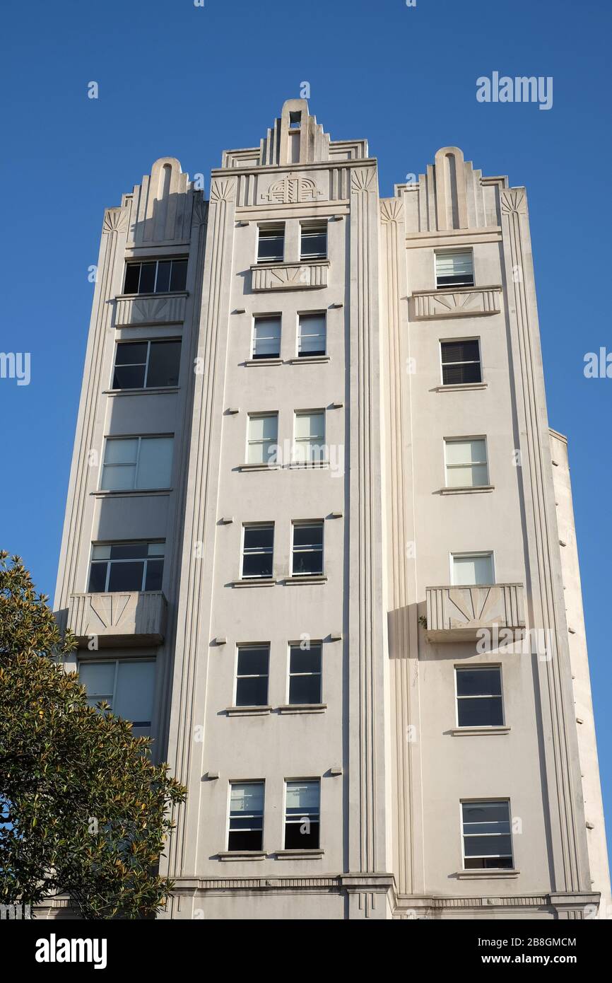 Regardant vers le haut de l'immeuble Art déco des années 1930, Adereham Hall, la tour Gotham, un glyphe décoratif maya sur son parapet supérieur, Elizabeth Bay, Sydney Banque D'Images