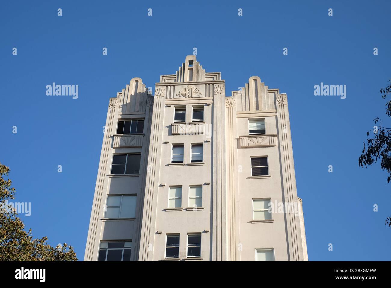 Immeuble Art déco des années 1930, Adereham Hall ou Gotham Tower, motif en rafale et glyphe décoratif maya sur son parapet supérieur, Elizabeth Bay, Sydney Banque D'Images