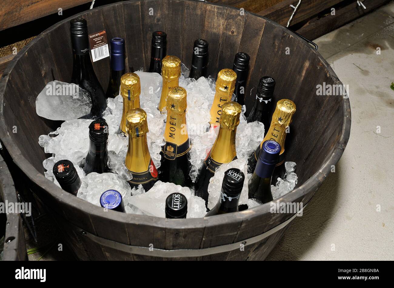 Une baignoire en bois de glace avec une collection de champagne et de  bouteilles de vin lors d'un mariage Photo Stock - Alamy