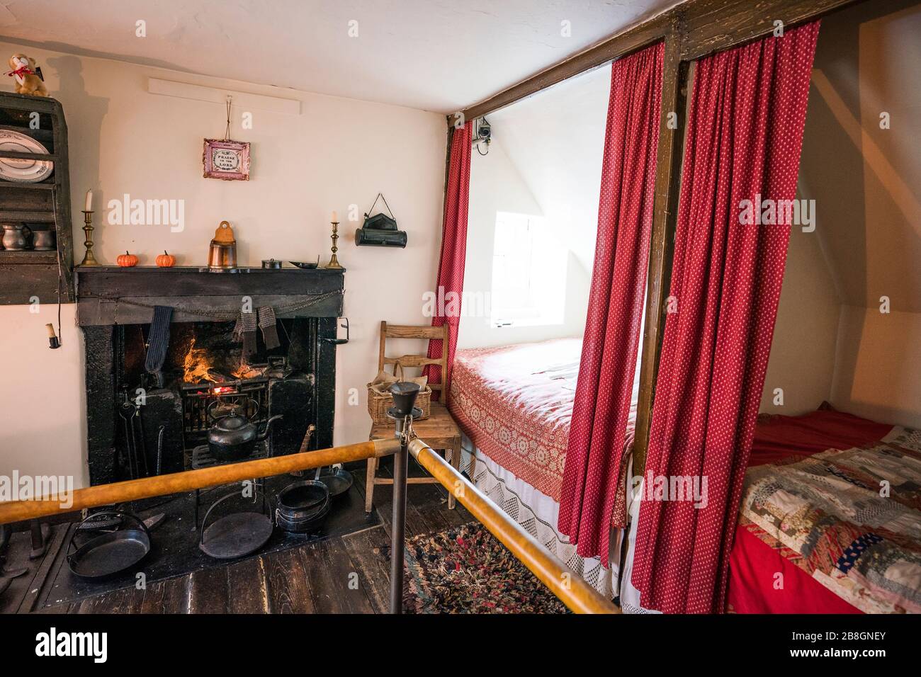 Chambre de lits en boîte avec fermetures de rideaux à côté d'une cheminée à l'intérieur de la maison natale d'Andrew Carnegie, Dunfermline; Royaume de Fife, Écosse. Banque D'Images