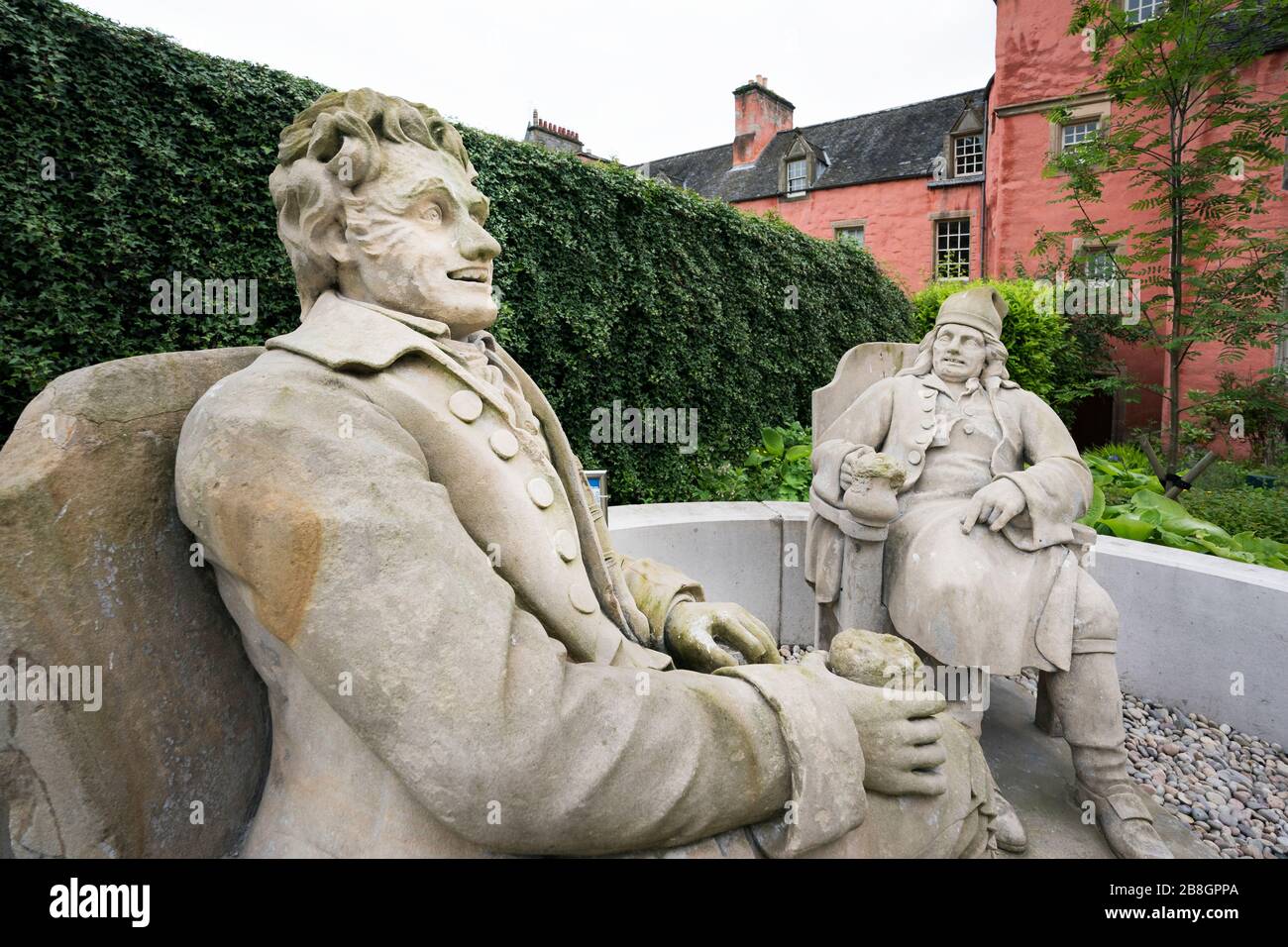 Sculpture de deux hommes Tam O'Shanter et Suter Johnnie dans les jardins de la bibliothèque Andrew Carnegie, Dunfermline; Royaume de Fife; Fife; Écosse; Royaume-Uni; Europe Banque D'Images
