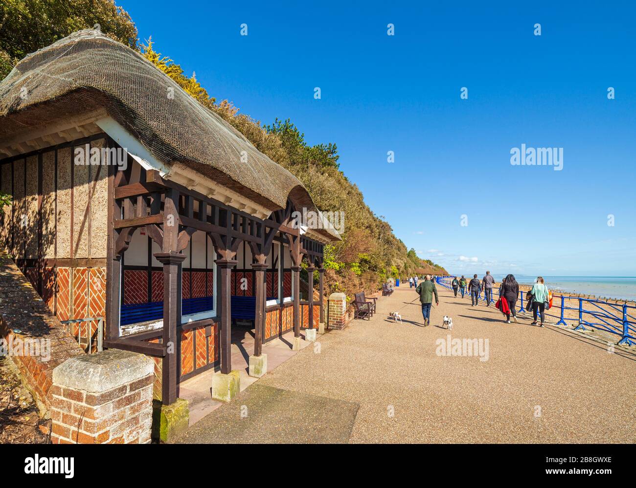 La Promenade et l'abri de chaume Eastbourne. Banque D'Images