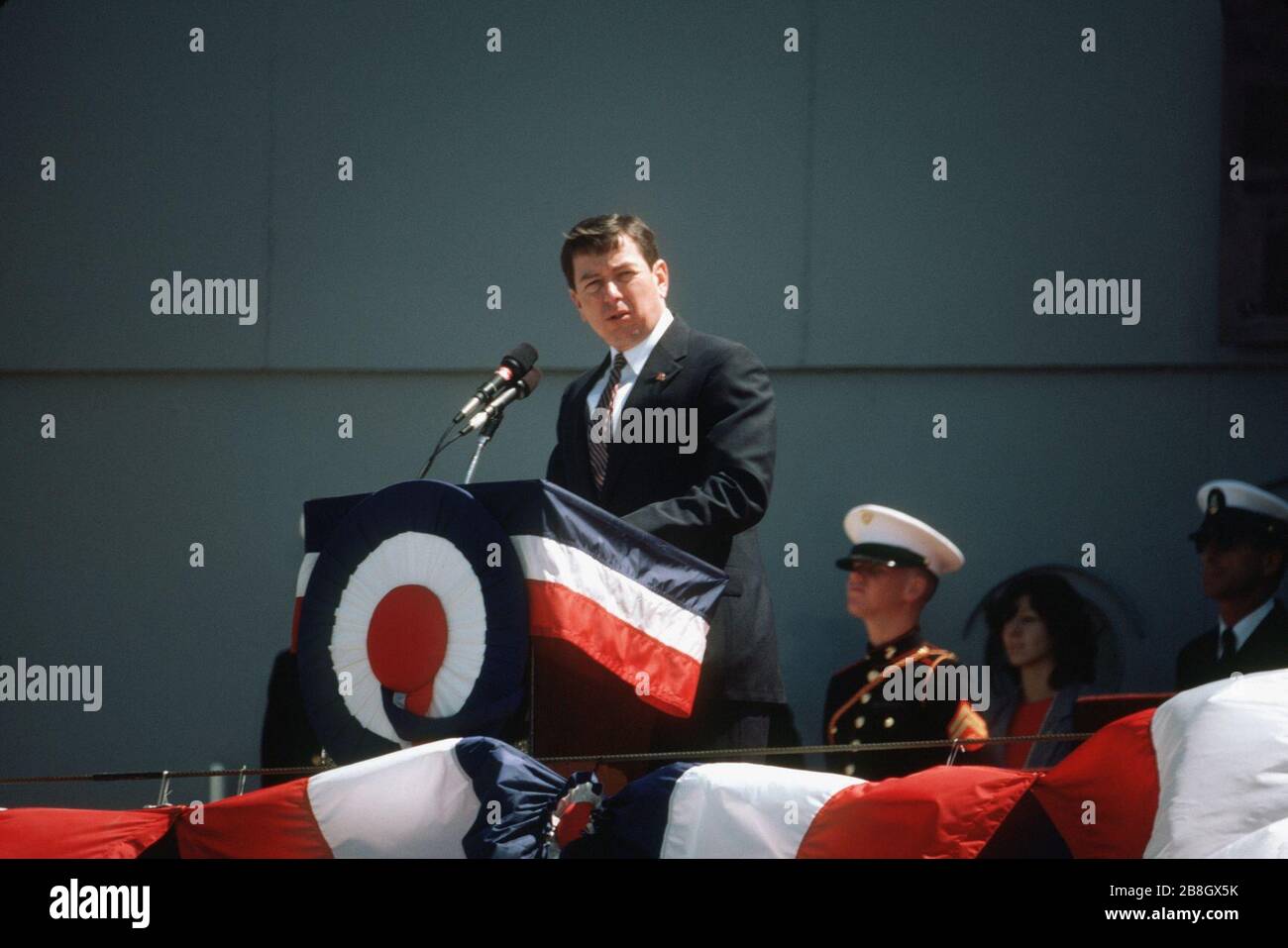 Le gouverneur John Ashcroft du Missouri parle lors de la remise en service du cuirassé USS MISSOURI (BB 63). Banque D'Images