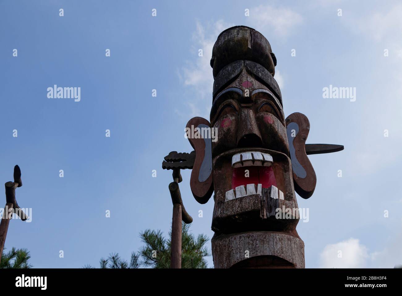 La femelle coréenne Jangseung, Jangseung est une paire de figurines en bois qui se tiennent à l'entrée du village et qui agissent comme gardiens. Banque D'Images