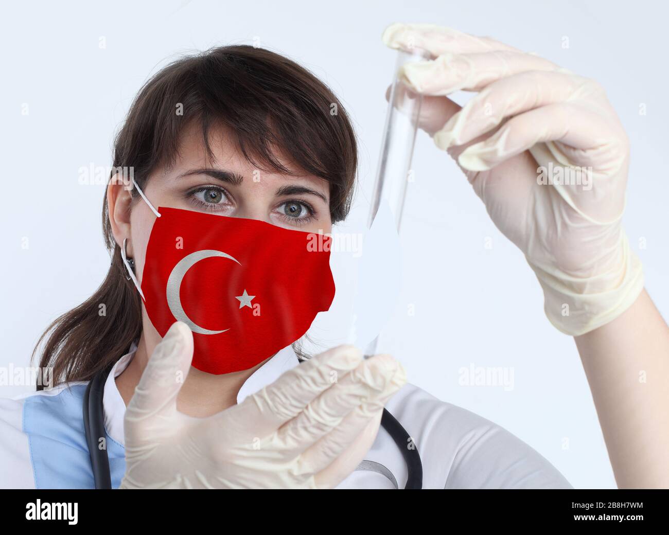 Femme scientifique et masque avec drapeau de Turquie. Recherche de virus en laboratoire pour la prévention d'une pandémie en Turquie Banque D'Images