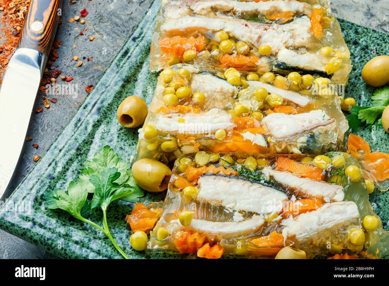 Plat froid de poisson, garni de bouillon gélatineux.nourriture russe Banque D'Images