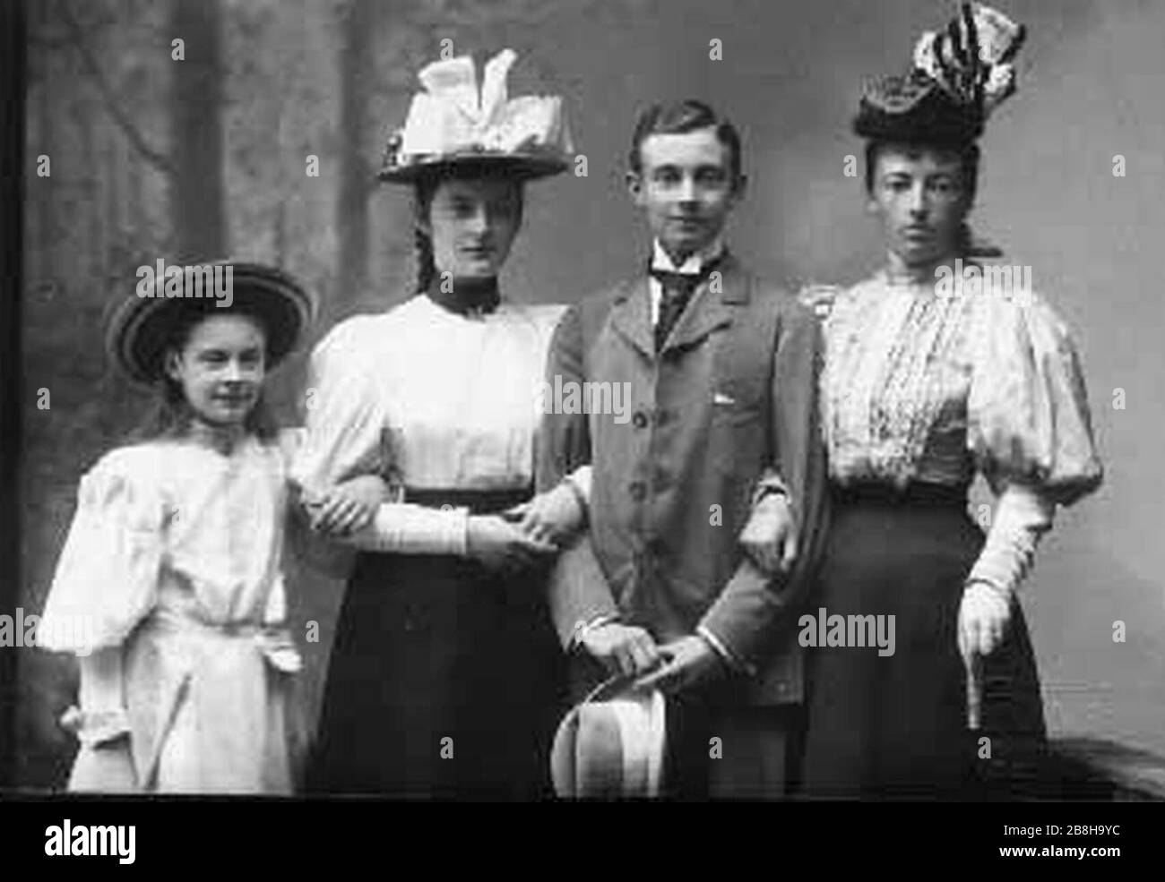Grand duchesse Anstasia Mikhaïlovna de Russie avec ses trois chidlren. Banque D'Images
