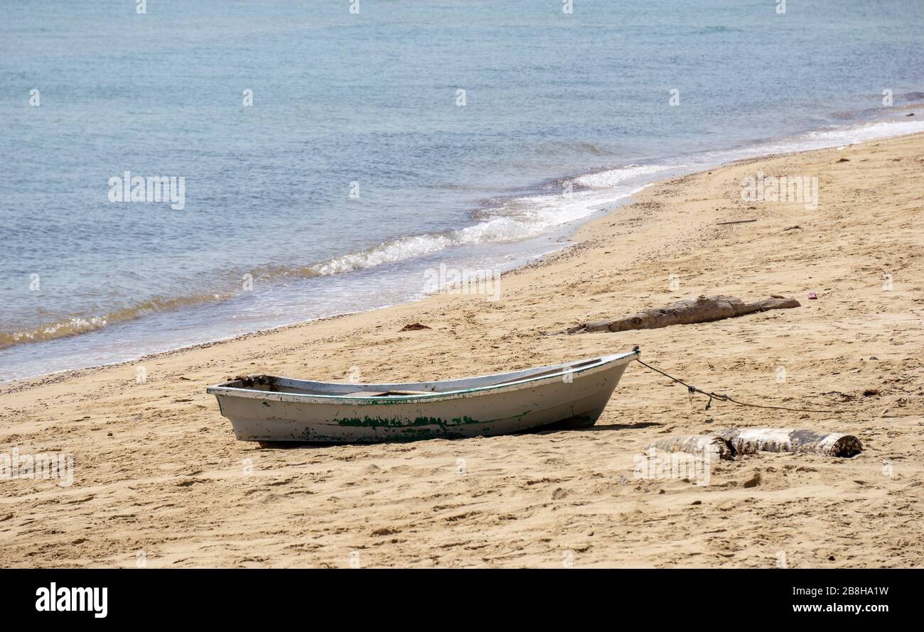 Petit bateau sur la plage. Petits bateaux sur la plage parce que l'eau de mer diminue plage de sable à Sairee Beach, province de Chumphon Banque D'Images