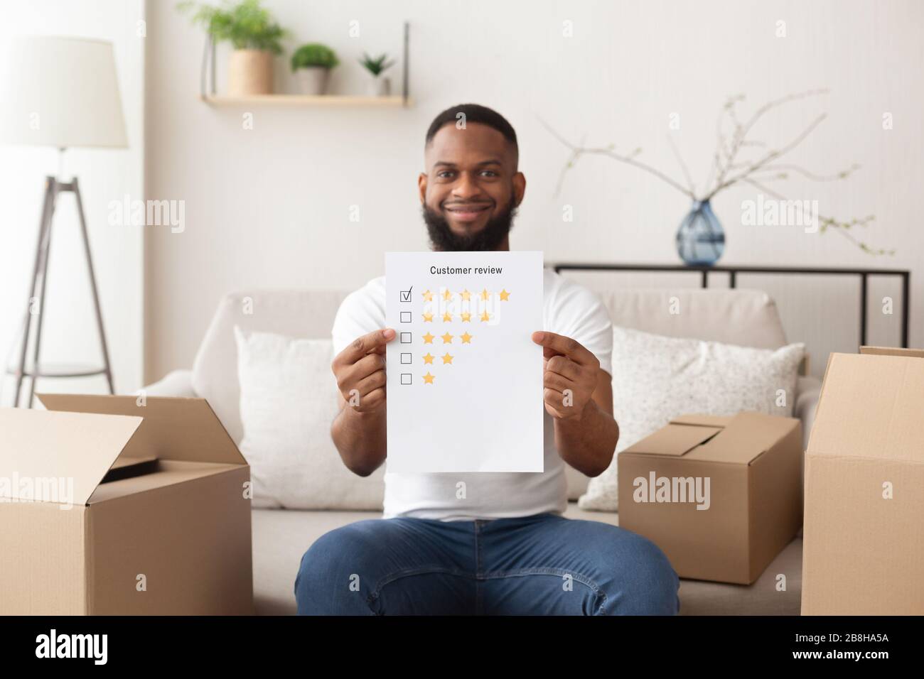 L'homme africain américain met cinq étoiles à l'examen des clients Banque D'Images