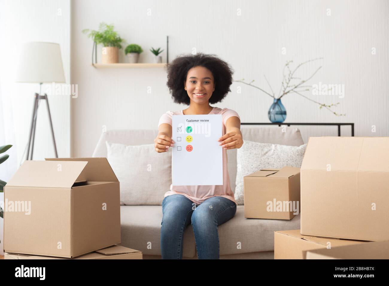 La jeune fille africaine américaine laisse une bonne évaluation client Banque D'Images La jeune fille africaine américaine laisse une bonne évaluation client Banque D'Images