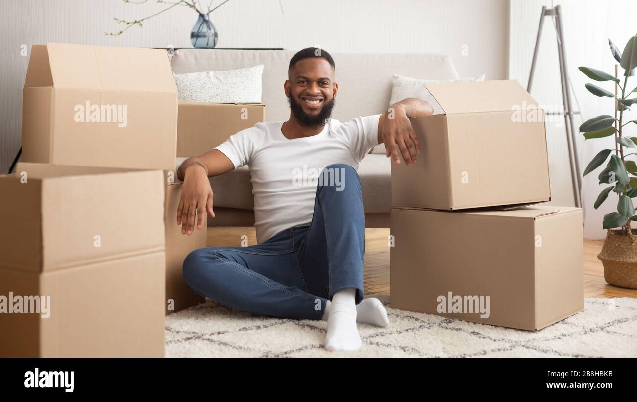 Beaucoup de boîtes en carton de magasin en ligne autour souriant gars afro-américain Banque D'Images