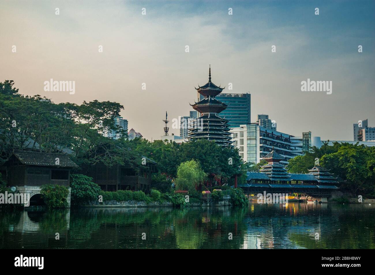 Réplique pleine grandeur du pont de vent et de pluie de Dong Minority avec une tour Dong au village culturel populaire de Chine, une partie de Splendid Chine à Shenzhen Banque D'Images