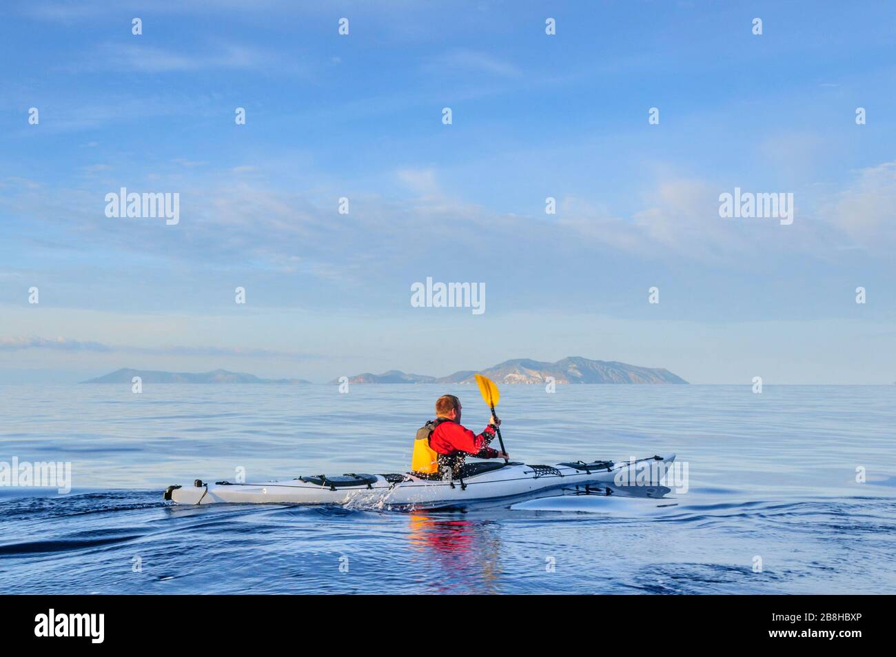 Kayak de mer dans les îles éoliennes en italie Banque D'Images