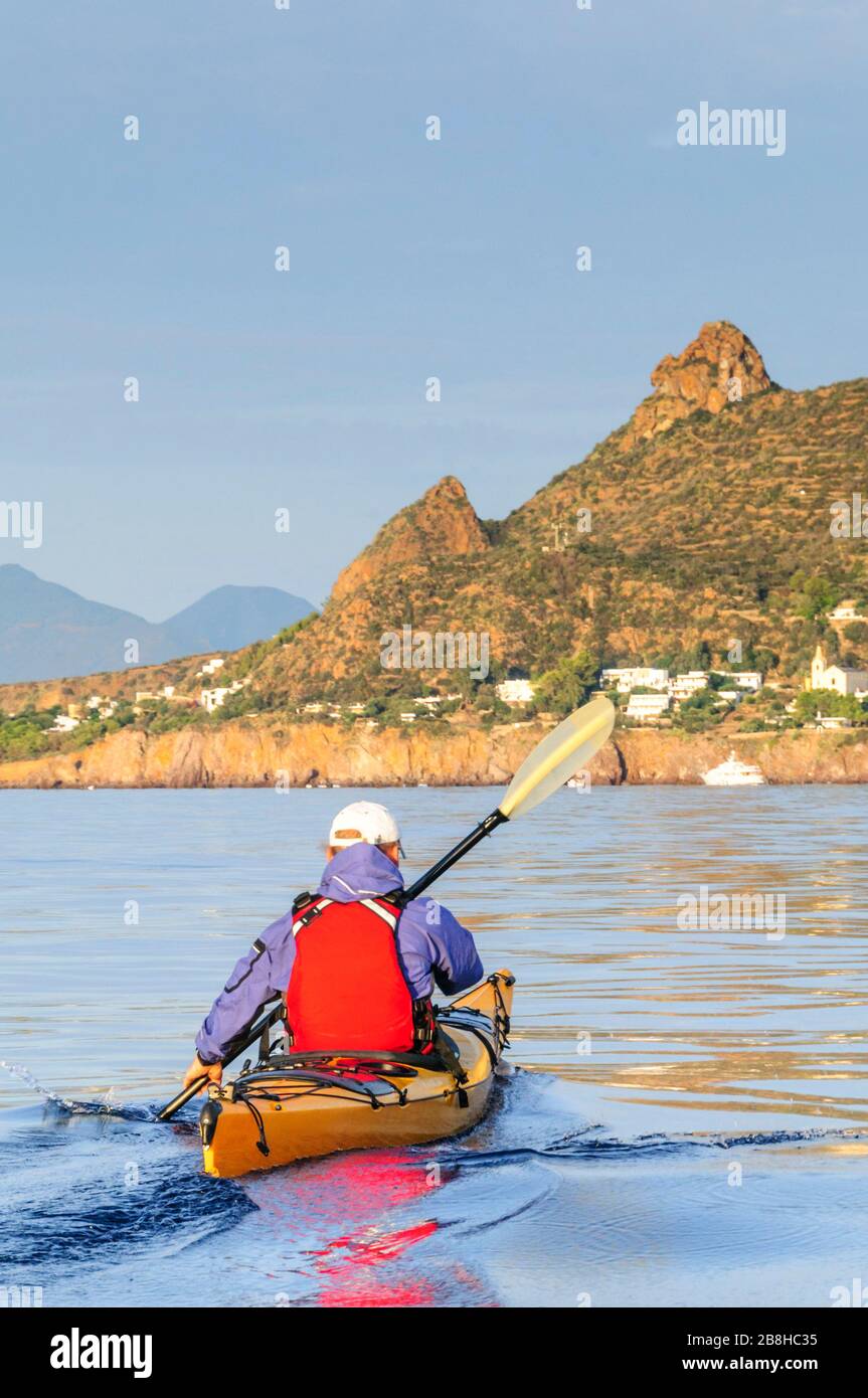 Kayak de mer dans les îles éoliennes en italie Banque D'Images