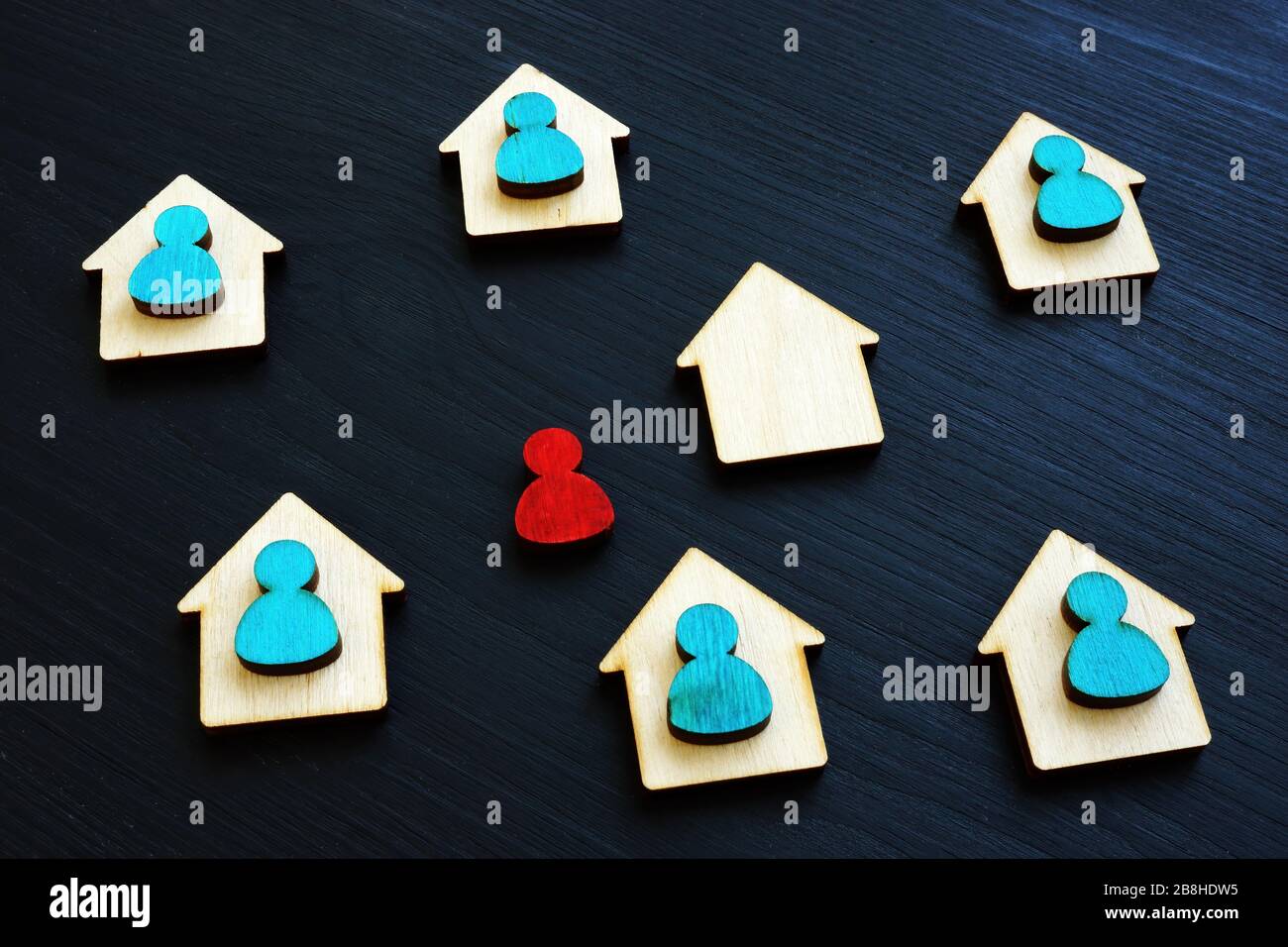 Concept de séjour à la maison. Quarantaine et auto-isolation. Maisons et figurine rouge. Banque D'Images