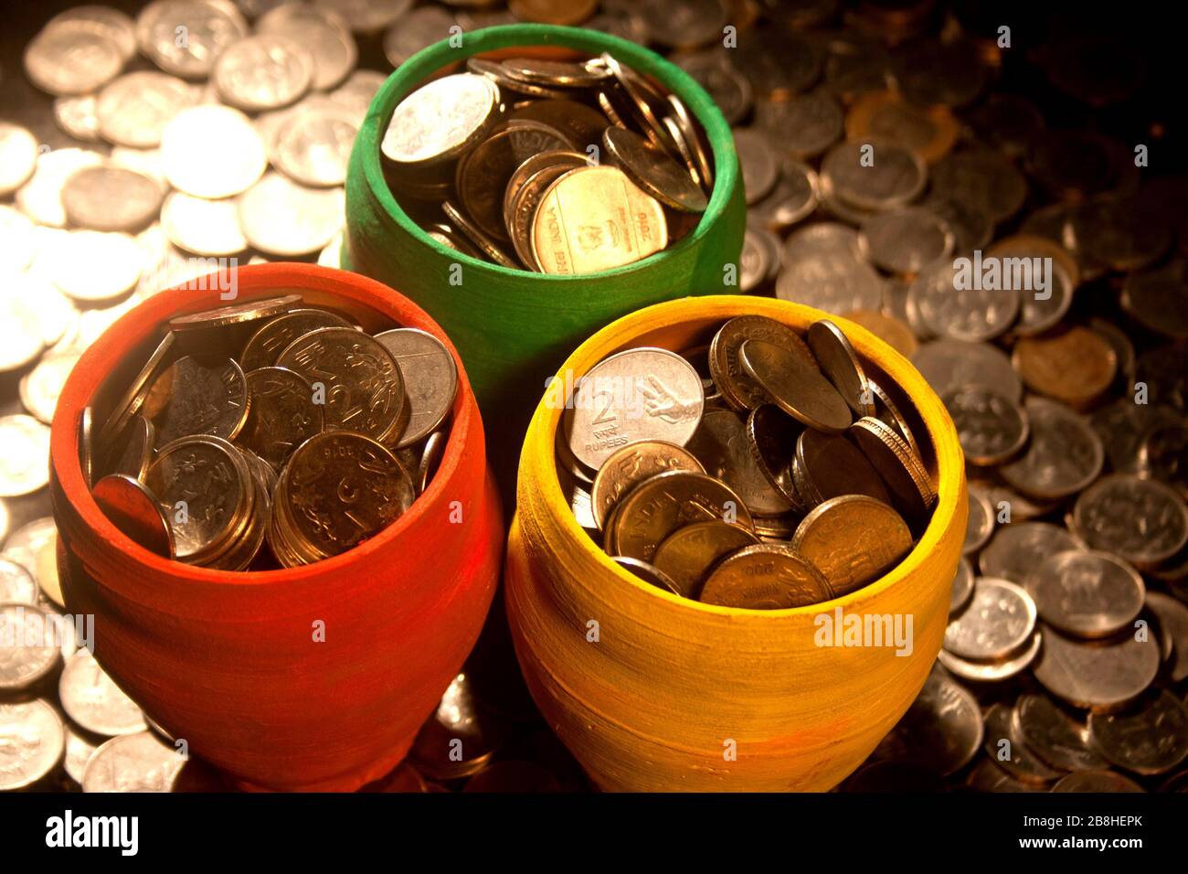 Gullak est le nom traditionnel d'un contenant à pièces ou d'une banque de porc indienne, habituellement utilisé par les enfants dans les zones rurales de l'Inde, coin Banque D'Images