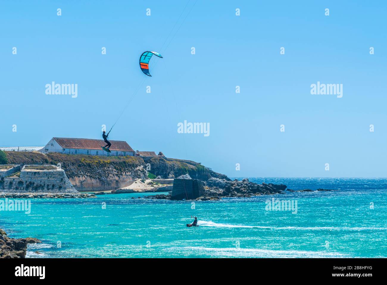 Kitesurfing au large de Playa de los Lances, Tarifa, Cadix, Province, Espagne, Europe Banque D'Images