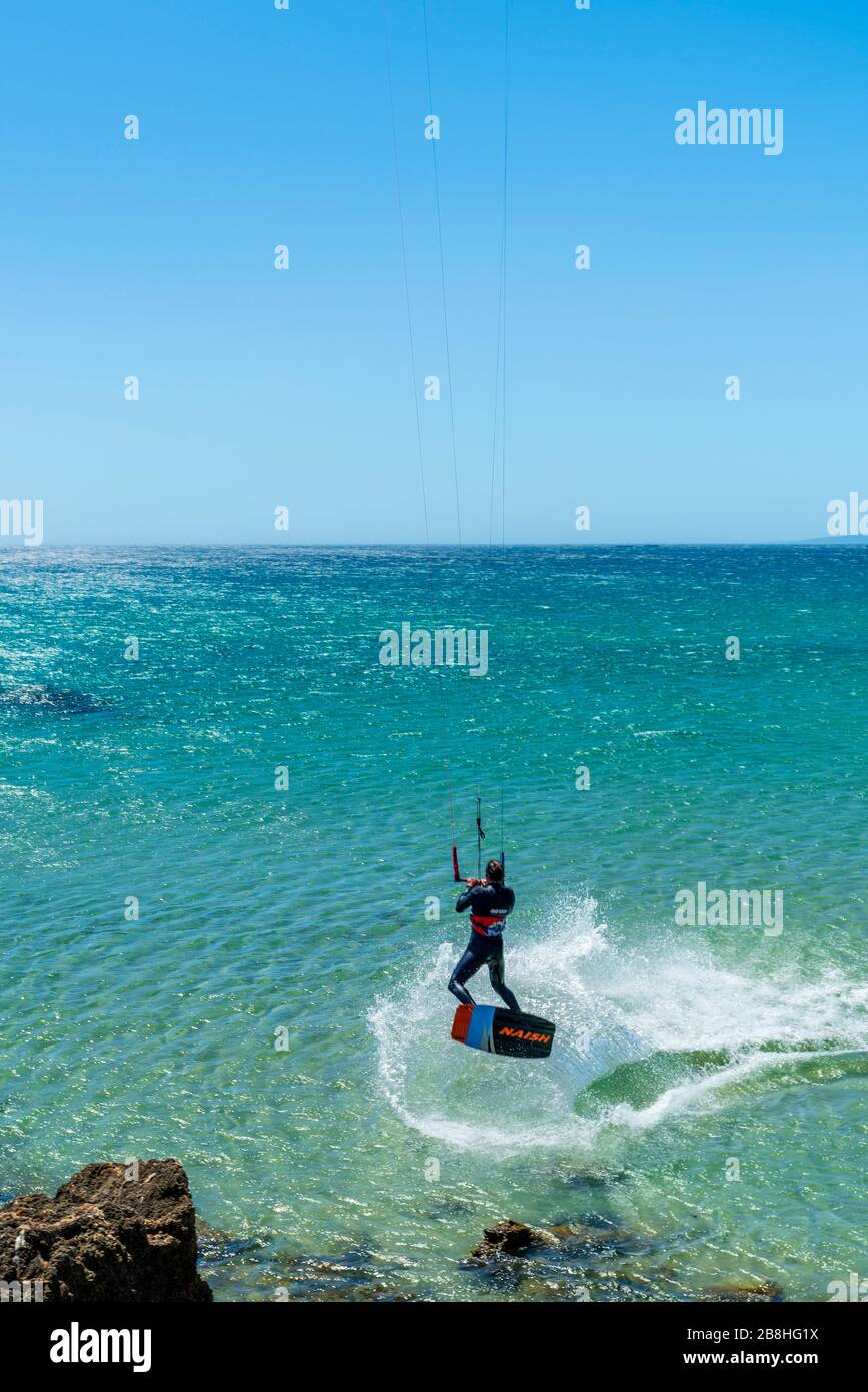 Kitesurfing au large de Playa de los Lances, Tarifa, Cadix, Province, Espagne, Europe Banque D'Images
