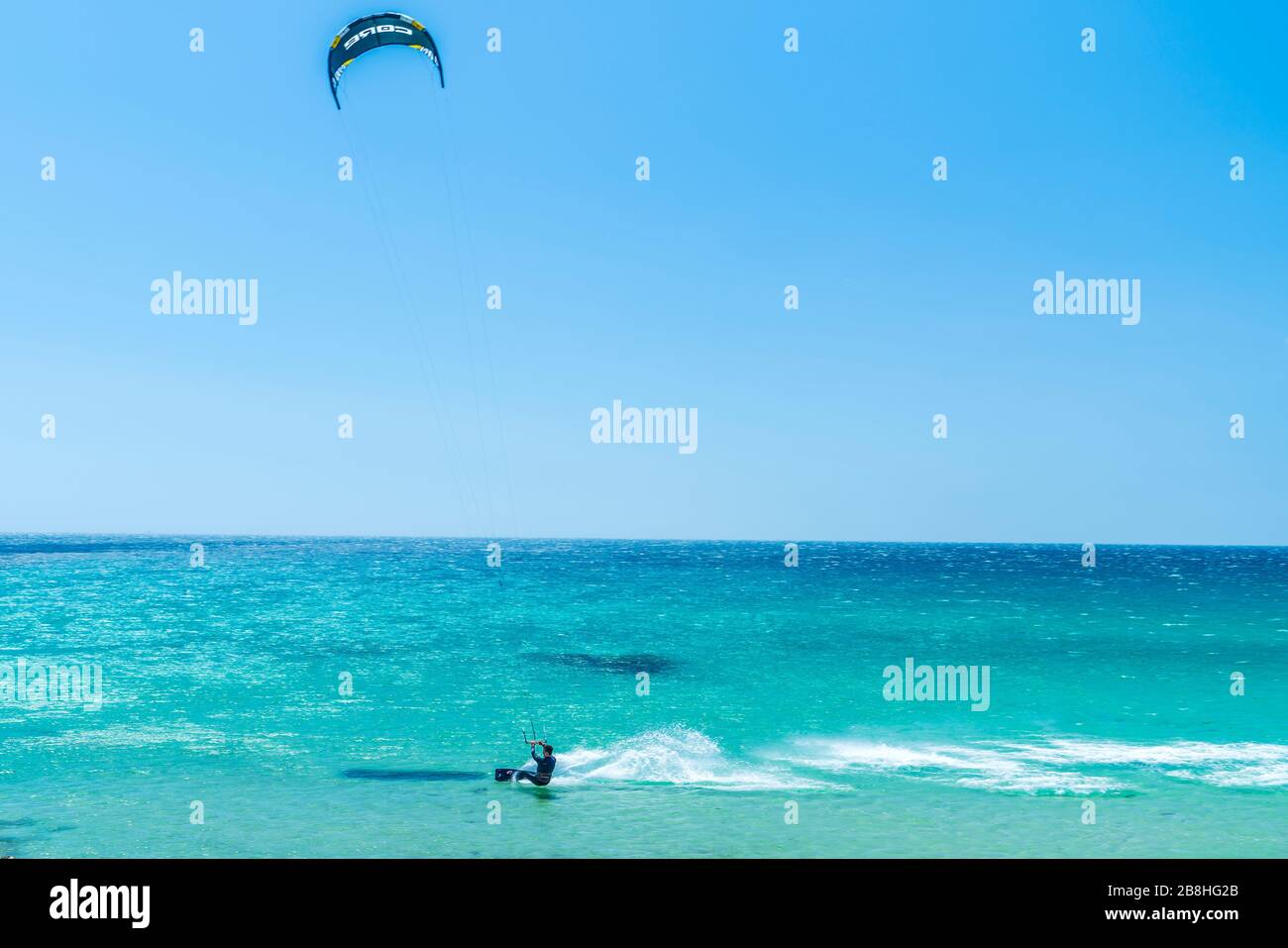 Kitesurfing au large de Playa de los Lances, Tarifa, Cadix, Province, Espagne, Europe Banque D'Images