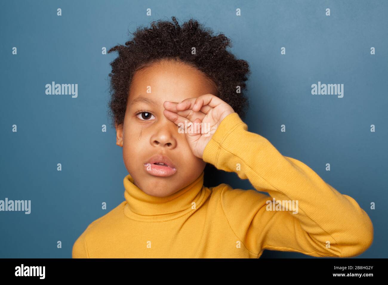 Fatigue Malheureuse Petit Garcon Noir Pleurant Sur Fond Bleu Photo Stock Alamy