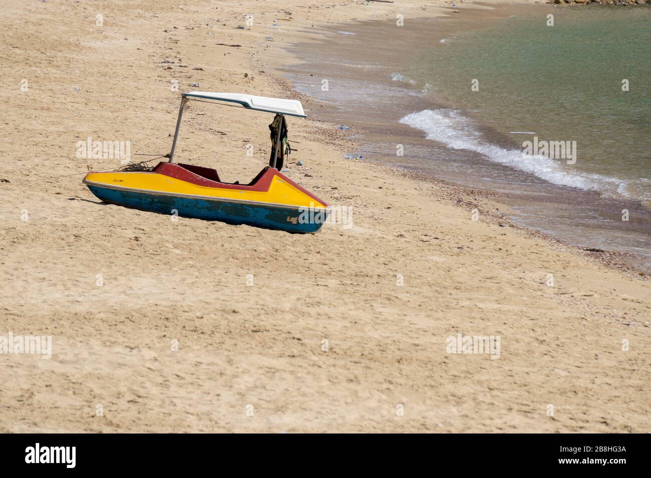 Petit bateau sur la plage. Petits bateaux sur la plage parce que l'eau de mer diminue plage de sable à Sairee Beach, province de Chumphon Banque D'Images