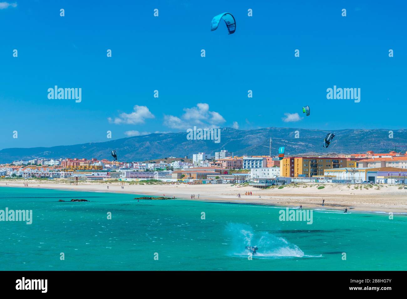 Kitesurfing au large de Playa de los Lances, Tarifa, Cadix, Province, Espagne, Europe Banque D'Images