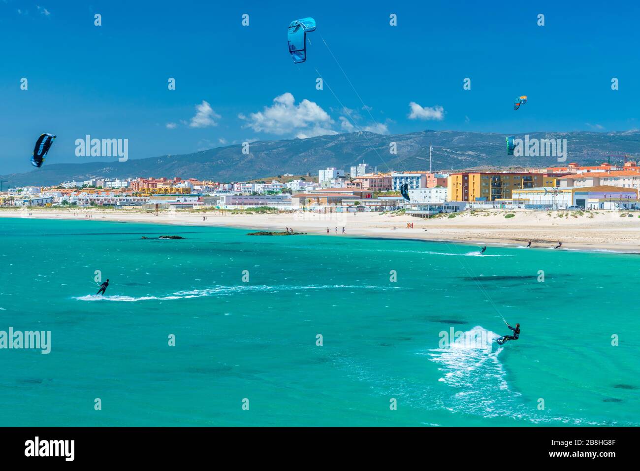 Kitesurfing au large de Playa de los Lances, Tarifa, Cadix, Province, Espagne, Europe Banque D'Images