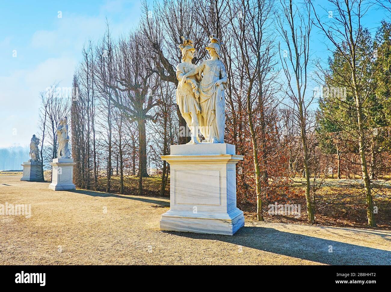 VIENNE, AUTRICHE - 19 FÉVRIER 2019: La ruelle le long des arbres taillés dans le jardin de Schönbrunn (Schlosspark) est décorée avec des statues de style ancien, on Banque D'Images