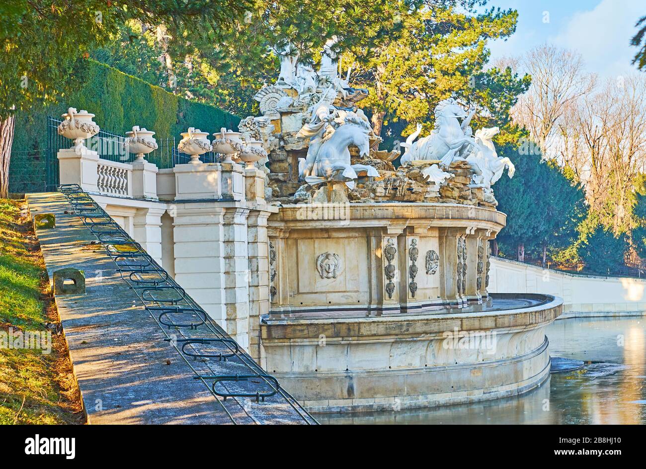 VIENNE, AUTRICHE - 19 FÉVRIER 2019: Vue latérale sur la composition sculpturale de la fontaine Neptune avec des statues de chevaux d'élevage et des dieux anciens, Scho Banque D'Images