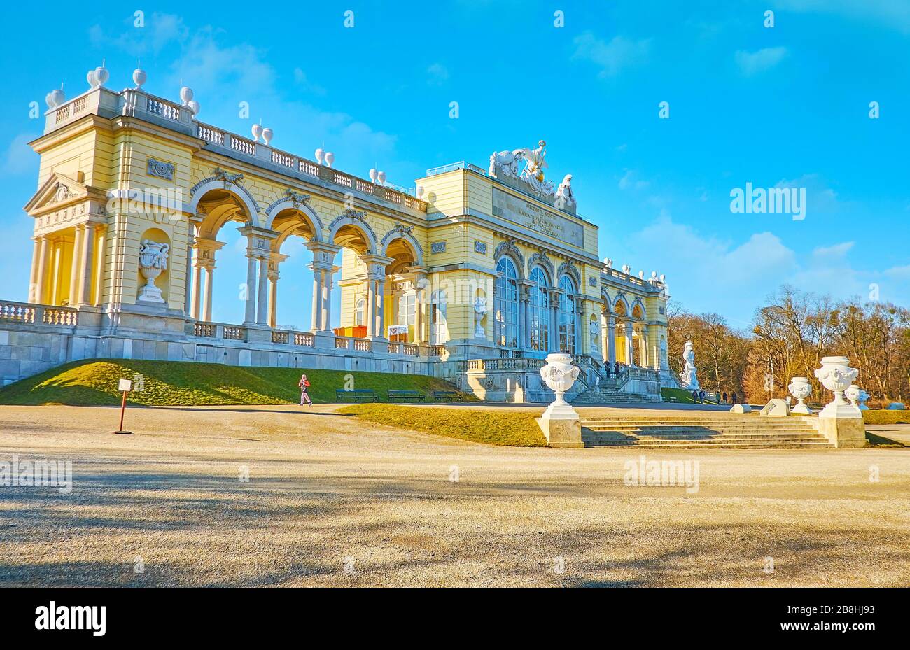 VIENNE, AUTRICHE - 19 FÉVRIER 2019 : le magnifique pavillon de la Gloriette du complexe de Schönbrunn est situé au sommet de la colline et décoré de grenats de plâtre Banque D'Images