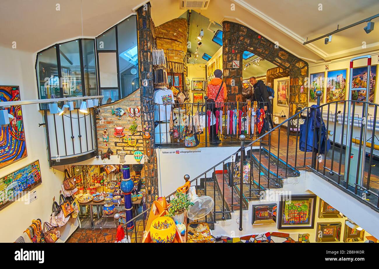 VIENNE, AUTRICHE - 19 FÉVRIER 2019: Les magasins de souvnir du village de Hundertwasser offrent différents souvenirs faits à la main de designers locaux et de jeunes artis Banque D'Images