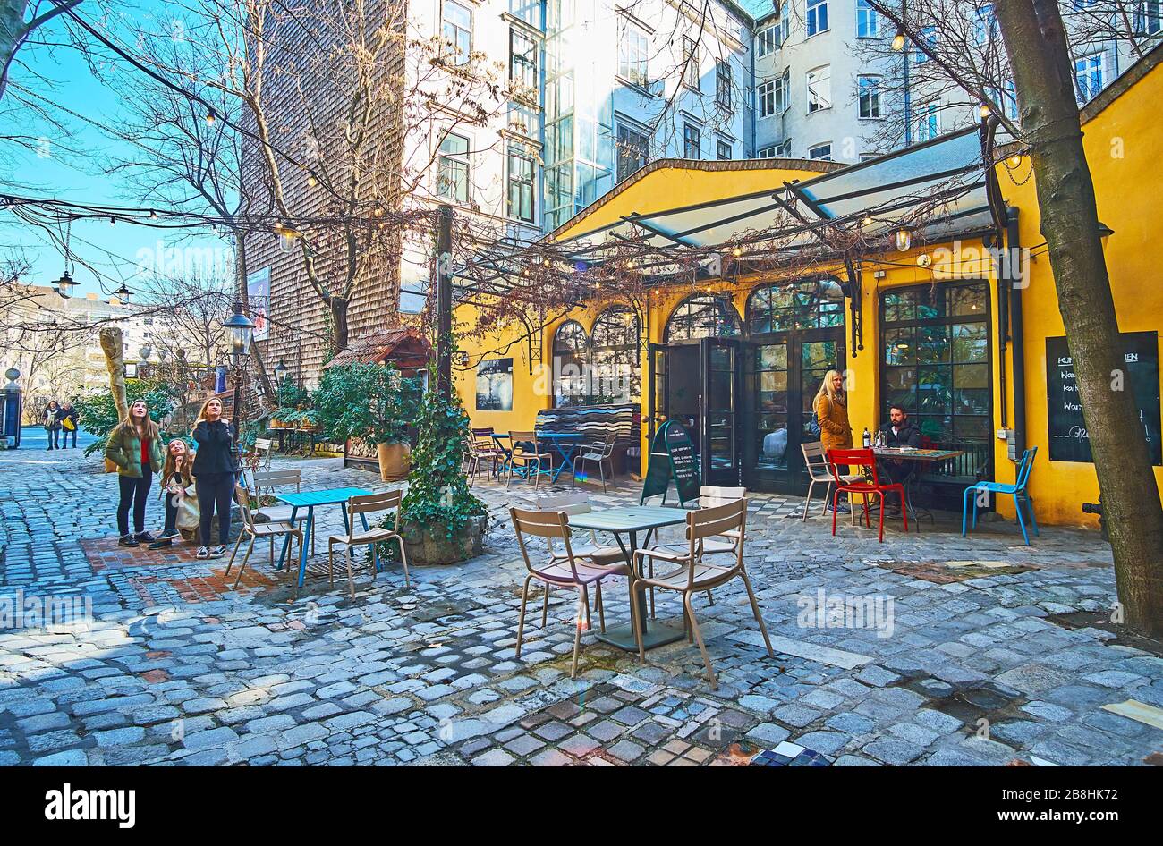 VIENNE, AUTRICHE - 19 FÉVRIER 2019: Le petit café dans la cour du musée Hundertwasser (Kunst Haus Wien), avec terrasse ombragée et petites tables, sur Fe Banque D'Images