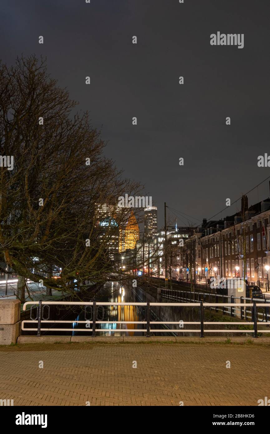 La Haye, Pays-Bas - 18 février 2019 : la Haye, Pays-Bas. Horizon de la Haye la nuit avec canal en face et hauts bâtiments, CA Banque D'Images