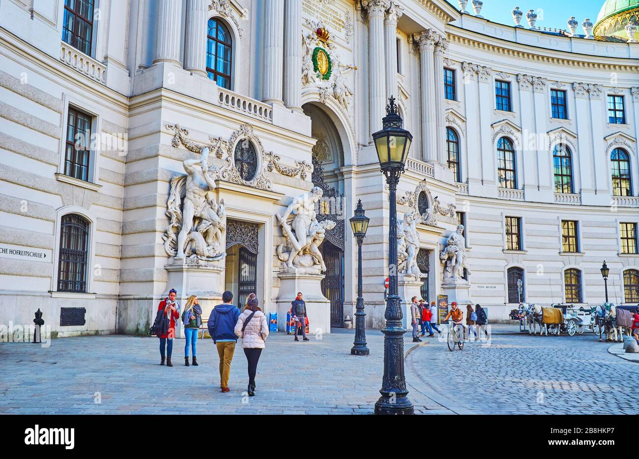 VIENNE, AUTRICHE - 19 FÉVRIER 2019 : les guirlandes en stuc, les moulures et les statues anciennes à la porte Saint-Michel du palais Hofburg, le 19 février à VI Banque D'Images