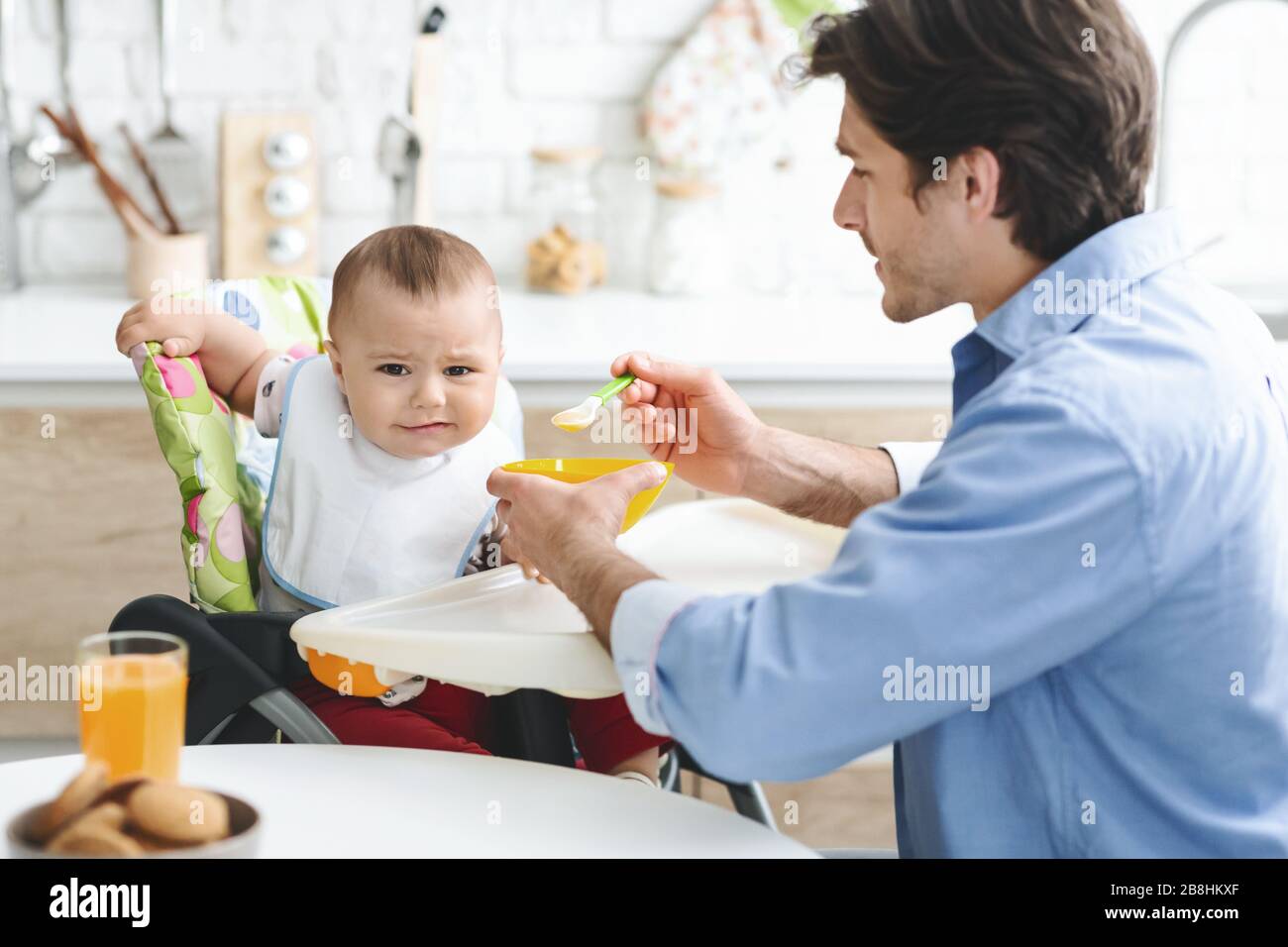 Papa Nourrissant Son Bebe Avec Une Nourriture Saine Et Peu Savoureuse Photo Stock Alamy