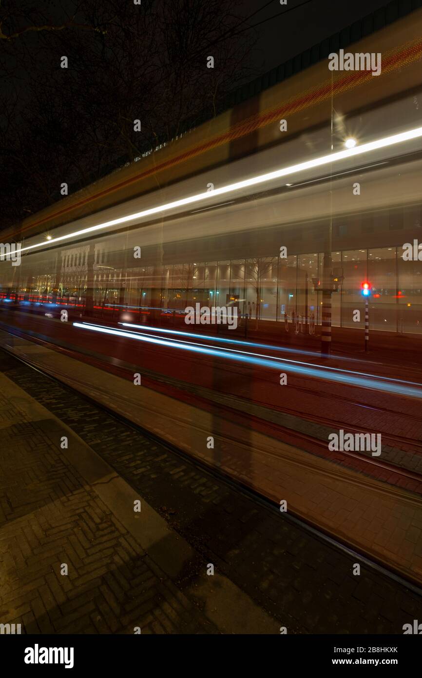 La Haye, Pays-Bas - 18 février 2019 : Metro dans la nuit, reflet dans les fenêtres de la ville, la Haye les Pays-Bas. Banque D'Images