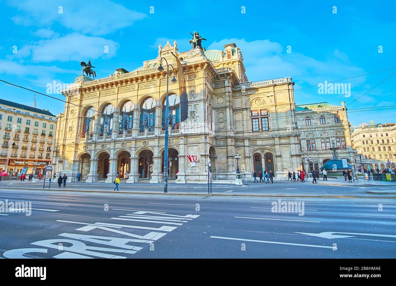 VIENNE, AUTRICHE - 19 FÉVRIER 2019: La façade de l'Opéra, décorée avec des guirlandes en pierre, des colonnes murales, des arcades, des fenêtres voûtées et des statues en bronze Banque D'Images