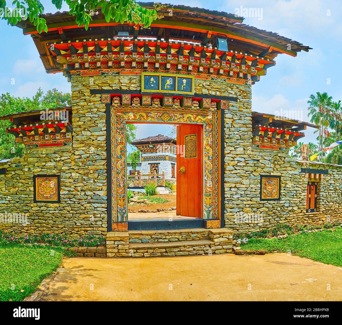 CHIANG mai, THAÏLANDE - 7 MAI 2019: Panorama de la porte de jardin du Bhoutan avec des motifs fins sculptés et peints, images de Bouddha, mur massif de pierre, complexe r Banque D'Images