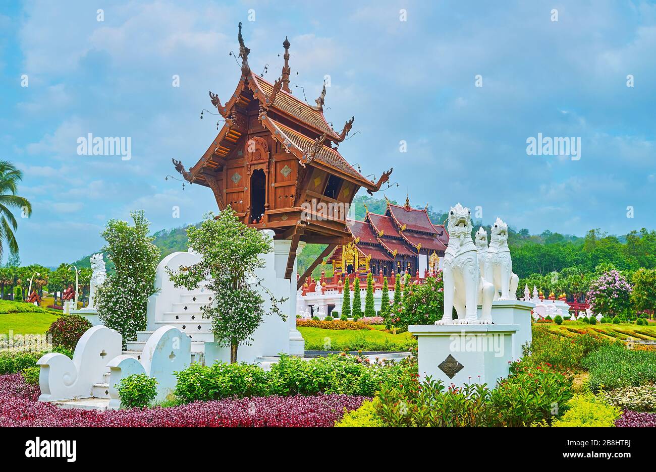 Le mondop en bois stilt (pavillon) du sanctuaire bouddhiste avec son toit en pyaques sculpté, entouré de lions Singha blancs, situé au Pavillon Roayal de Ra Banque D'Images