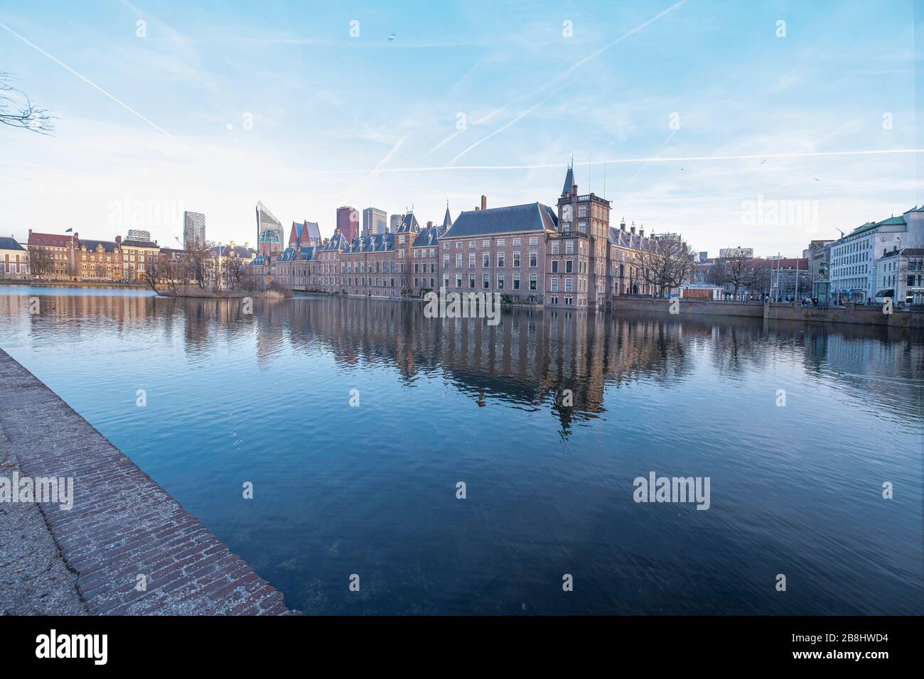 La Haye - 17 février 2019 : la Haye, les Neherlands. Vue sur le Binnenhof historique avec le lac Hofvijver en soirée à la Haye, aux Pays-Bas Banque D'Images