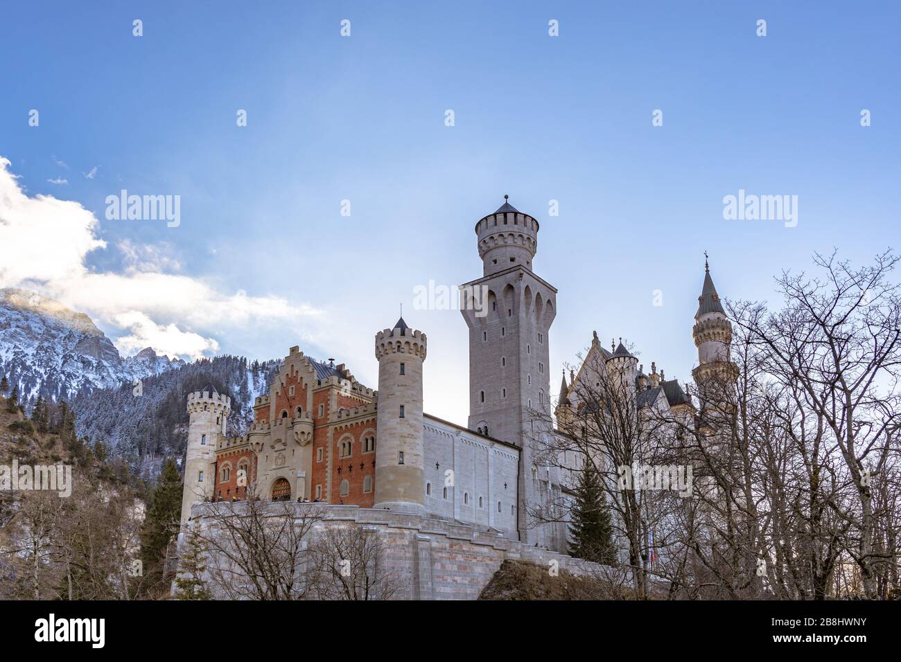 Vue extérieure vue rapprochée du célèbre château de Neuschwanstein en hiver, avec ciel bleu et montagnes enneigées en arrière-plan, Schwangau, Bavière, G Banque D'Images